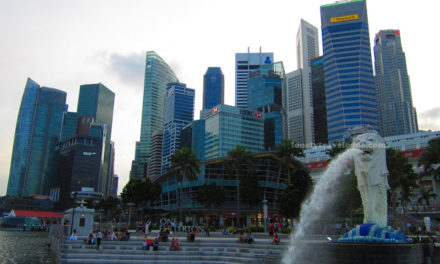 Marina Bay Walking Tour: Glutton’s Bay, Esplanade and The Merlion Park