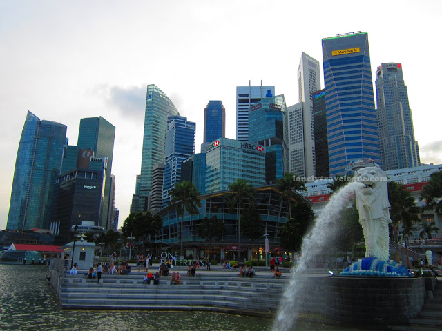 Marina Bay Walking Tour: Glutton’s Bay, Esplanade and The Merlion Park